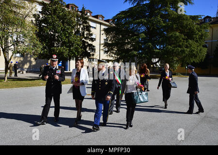 (De gauche) Brig. Le général Giovanni Pietro Barbano, Centre d'excellence pour les unités de police de stabilité (COESPU) directeur, le Dr Irene Fellin, Consultant Genre International Affairs Institute Roma, Italie, le colonel de l'armée américaine S. Darius CoESPU Gallegos, directeur adjoint, et Mme Manuela Lanzarin, Conseiller pour les services sociaux de la région de Vénétie, lors de la cérémonie d'ouverture de la 5e "genre de protection dans les opérations de maintien de la paix" à l'CoESPU à Vicenza, Italie, 8 mars 2017. L'événement a rassemblé des chefs militaires et civils de la communauté locale et a offert l'occasion de la journée internationale de la Banque D'Images