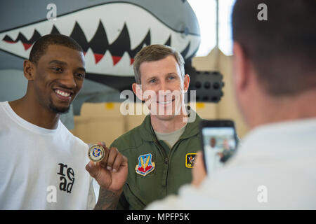 Malcolm Mitchell, gauche, New England Patriots' wide receiver et Super Bowl Champion LI et le colonel Thomas Kunkel, 23d, commandant de l'Escadre posent pour une photo lors de sa visite le 7 mars 2017, Moody Air Force Base, Ga. Mitchell, qui est native de Valdosta, eu un aperçu d'une journée typique dans la vie de certains de Moody's aviateurs du 23e Fighter Group, Groupe de Maintenance 23d, 23D, Groupe de soutien de mission et le 820e groupe de défense de la Base. Au cours de sa visite, Mitchell a aussi passé du temps avec la Marine et a signé des autographes pour les fans des Patriotes. (U.S. Air Force photo par Ceaira Senior Airman Young) Banque D'Images