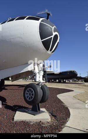 Le nez d'un Boeing WB-29 Superfortress se tient au premier plan le port d'un schéma de peinture blanche alors qu'un Boeing B-52 Stratofortress D en noir et de l'Asie du schéma de peinture peut être vu dans l'arrière-plan dans l'Charles B. Hall Memorial Air Park le 16 février 2017, Tinker Air Force Base, Texas. Les deux types d'avions ont été mis à jour et révisé à la Tinker au fil des ans et la base maintient toujours B-52H dans le cadre de sa mission première. (U.S. Air Force photo/Greg L. Davis) Banque D'Images