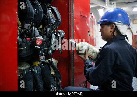 NEWPORT NEWS, Virginie (10 avril 2017) Dommage Controlman Fireman Calvin Tran de Anaheim, en Californie, de ranger un appareil après l'inspection à bord du porte-avions de classe Nimitz USS ABRAHAM LINCOLN (CVN 72). Abraham Lincoln est à l'étape finale d'un ravitaillement de quatre ans et complexe de révision et seront livrés à la flotte au début de 2017. Banque D'Images