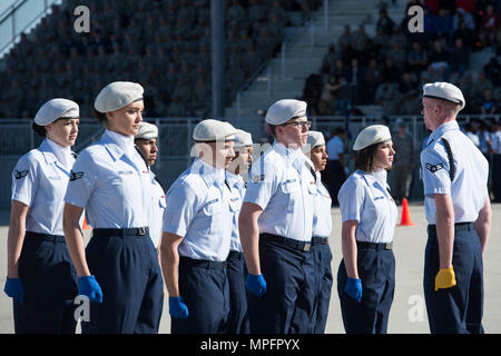 Les membres du 59e Groupe d'entraînement de l'équipe de forage Forage effectuer des mouvements dans la régulation de la 37e ronde de l'aile de formation en cascade à l'Pfingston sur invitation Centre d'accueil à Joint Base San Antonio-Lackland, Texas, 25 février 2017. La 59e TRG a remporté la première place dans la compétition qui comprenait cinq équipes d'aviateurs dans la formation technique. Le 37e commandant TRW a été l'hôte de l'événement, qui a été créé pour afficher l'exercice militaire aviateurs de cérémonie et les procédures et la créativité et de promouvoir l'esprit de corps et le moral. (U.S. Air Force photo par Airman Dillon Parker) Banque D'Images