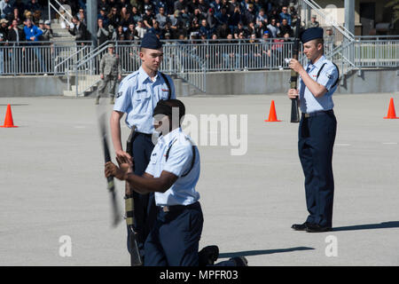 Les membres du 343e Escadron d'entraînement d'effectuer des mouvements de drill drill team dans le règlement de la 37e ronde de l'aile de formation en cascade à l'Pfingston sur invitation Centre d'accueil à Joint Base San Antonio-Lackland, Texas le 25 février 2017. Le concours consistait en une classe ouverte, un règlement d'inspection et d'une foret foret freestyle performance de chaque équipe. (U.S. Air Force photo par Airman Dillon Parker) Banque D'Images