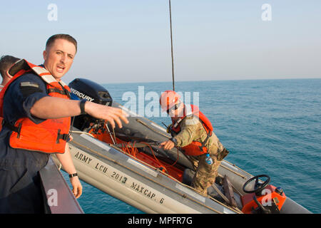 Koweït- Détachement de l'armée de mer à partir de 1, 481ème Compagnie de transport (bateau lourd), en Californie, à bord de la GUC2013 Churubusco- un Landing Craft Utility vessel hisser un bateau de retour sur le pont après l'exécution d'une récupération du personnel de soutien de la mission de formation de la 77e Brigade d'aviation de combat avec un exercice reproduisant un avion écrasé scénario, 13 février. (Photo prise par le sergent de l'armée. 1re classe Suzanne Ringle/libérés) Banque D'Images