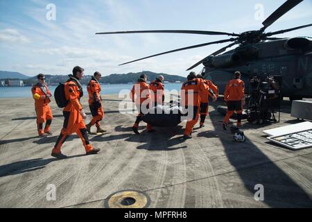 SASEBO, Japon (fév. 24, 2017) des explosifs et de l'unité mobile 5 marins charger des cargaisons dans un hélicoptère de l'escadron 14 de la lutte contre les mines (HM 14) MH-53E Sea Dragon, commandant de la flotte américaine à Sasebo activités le 24 février 2017. Le personnel et les fournitures ont été ramassés en préparation pour l'exercice Foal Eagle. Foal Eagle est une série d'exercices d'entraînement combiné et menée par les Forces combinées et commande les forces américaines en Corée (sol, air, naval, et des opérations spéciales). (U.S. Photo par marine Spécialiste de la communication de masse Seaman Geoffrey P. Barham/libérés) Banque D'Images