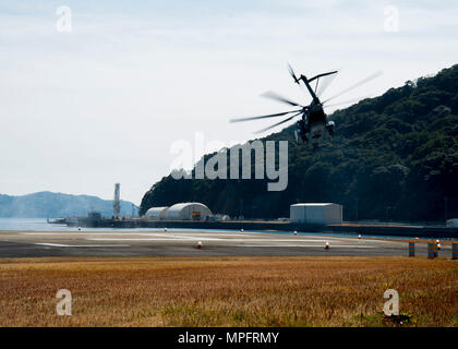 SASEBO, Japon (fév. 24, 2017) Un hélicoptère de l'escadron 14 de la lutte contre les mines (HM 14) MH-53E Sea Dragon décolle à Commander, U.S. Activités flotte Sasebo le 24 février, 2017. HM14 est en CFA à la charge du personnel et des approvisionnements en prévision de l'exercice Foal Eagle. Foal Eagle est une série d'exercices d'entraînement combiné et menée par les Forces combinées et commande les forces américaines en Corée (sol, air, naval, et des opérations spéciales).(U.S. Photo par marine Spécialiste de la communication de masse Seaman Geoffrey P. Barham/libérés) Banque D'Images