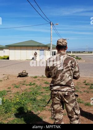 Un membre de la Special operations forces marocaines emploie un système de haut-parleur de la prochaine génération au cours de la formation est axée sur les opérations de soutien de l'information militaire, le 6 mars 2017 à Tifnit, Maroc. Les instructeurs du miso Avant le commandement des opérations spéciales de l'Afrique du Nord-Ouest en partenariat avec les opérateurs de compétences critiques de Marine Corps forces, Commandement des opérations spéciales et leurs homologues marocains pour Filntlock l'exercice 2017, la dixième version du plus grand de l'Afrique exercice d'opérations spéciales. Platine à silex offre la possibilité aux partenaires de SOF 24 nations afin d'améliorer leur interopérabilité et Banque D'Images