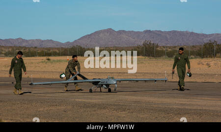 Les Marines américains avec Marine Escadrille de véhicules aériens télépilotés (1) prendre le VMU-1 RQ-7B 'Shadow' retour au hangar, après son atterrissage final 9 mars 2017 au Complexe de défense aérienne de canon de Marine Corps Air Station Yuma (Arizona) VMU-1 sera le remplacement de la RQ-7B 'Shadow' avec le RQ-21 'Blackjack', un drone plus capables qui utilise moins d'espace de lancement que son prédécesseur. (U.S. Marine Corps photo par Lance Cpl. Isaac Martinez/libérés) Banque D'Images