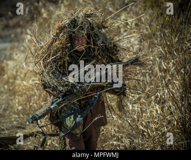 Un Japon d'Autodéfense de masse du scoutisme prépare son sniper ghillie suit dans le cadre de l'exercice léger à Somagahara Forêt 17-1, Japon, le 10 mars, 2017. Feu de forêt est l'une des diverses possibilités de formation bilatérale menée par JGSD et déployé des forces marines des États-Unis pour démontrer l'engagement durable des deux pays à la paix, la stabilité et la prospérité dans la région. Les soldats japonais sont à 30e Régiment d'infanterie et des partenariats avec les Marines du 2e Bataillon, 3e Régiment de Marines. (U.S. Marine Corps photo par le Sgt. Isaac Ibarra) Banque D'Images