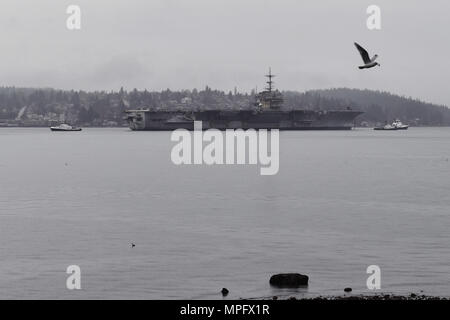 170311-N-SH284-061 Port Orchard, Washington (11 mars 2017) Les porte-avions USS Indépendance est remorqué dans Sinclair Inlet en route vers Brownsville, Texas, pour le démantèlement par la démolition des navires internationaux LTD. Le navire aura rendez-vous autour de l'Amérique du Sud par le détroit de Magellan à l'océan Atlantique et est prévu d'arriver cet été. L'indépendance, commandé le 10 janvier, 1959, est la quatrième et dernière de la classe Forrestal-transporteurs. Le navire a fait un tour au large du Vietnam en 1965, les frappes aériennes menées contre les forces syriennes pendant la guerre civile libanaise et à l'exécution de la no-fly Banque D'Images