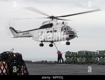 U.S. 5ÈME ZONE DES OPÉRATIONS DE LA FLOTTE (11 mars 2017) l'Aviation Ordnanceman Jaymes Cudjo, de Harker Heights, Texas, et de l'Aviation 2e classe Ordnanceman Dillon Hays, de Kansas City, Mo., fixer des fournitures à un SA-330J hélicoptère Puma à bord du navire d'assaut amphibie USS Makin Island (DG 8) lors d'un ravitaillement vertical. Makin Island est déployée dans la zone 5e flotte américaine des opérations à l'appui d'opérations de sécurité maritime visant à rassurer les alliés et les partenaires, et de préserver la liberté de navigation et la libre circulation du commerce dans la région. (U.S. Photo de la marine par la communication de masse SP Banque D'Images