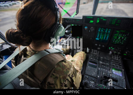 Le Capitaine Amanda Montague, 774e Escadron de transport aérien expéditionnaire C-130J Hercules, le pilote effectue des listes de pré-vol, le 8 mars 2017 à l'Aérodrome de Jalalabad, en Afghanistan. Montague est en ce moment à son deuxième séjour en Afghanistan. (U.S. Photo de l'Armée de l'air par le sergent. Katherine Spessa) Banque D'Images