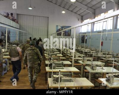 Kaboul, Afghanistan (9 mars 2017) - l'économie afghane est défini pour un boost, maintenant que l'Armée nationale afghane a déplacé d'avoir ses uniformes fabriqués localement dans une nouvelle usine. L'Afghanistan, Baha Trading Company va produire des milliers d'uniformes militaires, avec une sortie hebdomadaire de 3 750. "L'usine est nécessaire de couture de vêtements de construction de la capacité en Afghanistan et, plus précisément, la confiance dans cette main-d'afghans de fournir des uniformes militaires," a déclaré Thomas A. Lockhart, directeur exécutif du bureau du Commandement de soutien. (Photos Courtesy of Combined Security Transition Command - Afghanistan Banque D'Images