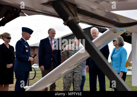 U.S. Air Force Tech. Le Sgt. Aaron Dvorak, 315e Escadron de formation Cours sur l'analyse du renseignement géospatial, chef explique au sénateur John Cornyn III de la majorité au Sénat, pour les 115e Congrès, la raison pour laquelle nous avons un RQ-1 Predator afficher sur Goodfellow Air Force Base, Texas, le 10 avril 2017. Après son survol de l'avion, Cornyn a tenu une conférence de presse. Banque D'Images