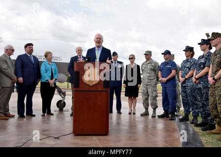 Le sénateur John Cornyn III de la majorité au Sénat, pour les 115e Congrès, est titulaire d'une conférence de presse à la RQ-1 Predator afficher sur Goodfellow Air Force Base, Texas, le 10 avril 2017. Au cours de sa conférence, il a parlé de l'importance de Goodfellow sur la communauté locale, du Texas et de l'Amérique. Banque D'Images
