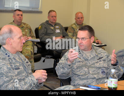 Air Force Général Joseph L. Lengyel, chef de la Garde nationale La Garde Nationale Bureau traite de questions avec Air Force, le général William Reddel III, l'adjudant général du New Hampshire, au cours d'une réunion avec la Garde nationale de l'état nord-est adjudants généraux à New York au siège de la Garde nationale, Latham, NY, le 13 mars 2017. (U.S. La Garde nationale de l'armée photo par le Sgt. Le major Corine Lombardo) Banque D'Images