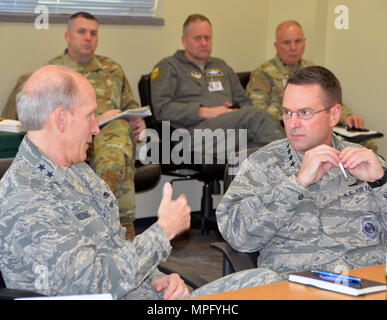 Air Force Général Joseph L. Lengyel, chef de la Garde nationale La Garde Nationale Bureau traite de questions avec Air Force, le général William Reddel III, l'adjudant général du New Hampshire , au cours d'une réunion avec la Garde nationale de l'état nord-est adjudants généraux à New York au siège de la Garde nationale, Latham, NY, le 13 mars 2017. (U.S. La Garde nationale de l'armée photo par le Sgt. Le major Corine Lombardo) Banque D'Images