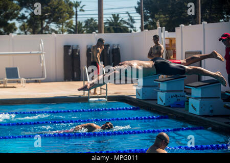 Le sergent d'artillerie du Corps des Marines des États-Unis. Dorian Gardner plonge dans la piscine pendant la baignade pratique au Marine Corps Base Camp Pendleton, en Californie, le 12 mars 2017. Gardner, un Rialto, Calif., indigène, est membre de la Marine Corps 2017 Battalion-East Essais blessés Équipe. Le Marine Corps cliniques favorise la récupération et réadaptation par l'adaptive la participation au sport et développe la camaraderie entre les membres du Service de récupération (RSM) et des anciens combattants. C'est l'occasion pour RSM pour montrer leurs réalisations et est le principal lieu d'exposition pour sélectionner Marine Corps participants pour le jeu guerrier DoD Banque D'Images