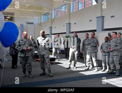 Aviateurs affectés à Joint Base Lewis-McChord, dans l'État de Washington, regarder une présentation sur l'Armée de l'air aide à l'enfance au cours de la célébrations du 75e anniversaire de l'organisation, le 10 mars 2017 à la Section du personnel militaire sur le terrain McChord. L'AFAS remonte à 1942 lorsque le Général Henry "HAP" Arnold , commandant général de l'Army Air Forces, et son épouse, Abeille, transformé l'idéal d'aviateurs aviateurs 'Aide'. (U.S. Air Force photo/Le s.. Whitney Amstutz) Banque D'Images