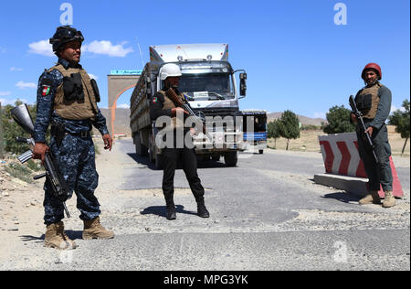 Ghazni, en Afghanistan. 22 mai, 2018. Les membres des forces de sécurité afghanes montent la garde à un point de contrôle après les attaques des talibans sur le DIH Yak et Jaghato dans les districts de la ville de Ghazni, capitale de la province de Ghazni, Afghanistan, le 22 mai 2018. Au moins 12 policiers, dont deux officiers supérieurs de la police, ont été tués dans des affrontements avec des militants talibans dans l'est de la province de Ghazni d'Afghanistan du jour au lendemain, a déclaré mardi un responsable local. Credit : Sayed Mominzadah/Xinhua/Alamy Live News Banque D'Images