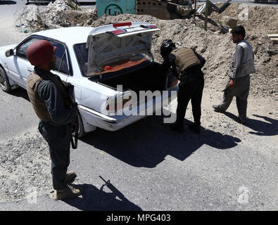 Ghazni, en Afghanistan. 22 mai, 2018. Les membres de la sécurité afghane recherchez un véhicule à un point de contrôle après les attaques des talibans sur le DIH Yak et Jaghato dans les districts de la ville de Ghazni, capitale de la province de Ghazni, Afghanistan, le 22 mai 2018. Au moins 12 policiers, dont deux officiers supérieurs de la police, ont été tués dans des affrontements avec des militants talibans dans l'est de la province de Ghazni d'Afghanistan du jour au lendemain, a déclaré mardi un responsable local. Credit : Sayed Mominzadah/Xinhua/Alamy Live News Banque D'Images