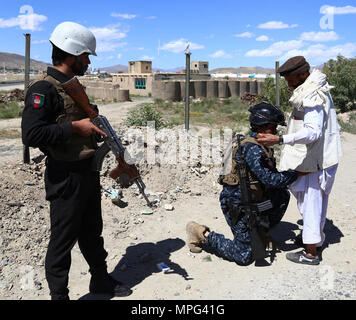 Ghazni, en Afghanistan. 22 mai, 2018. La sécurité afghane membres recherche un homme à un point de contrôle après les attaques des talibans sur le DIH Yak et Jaghato dans les districts de la ville de Ghazni, capitale de la province de Ghazni, Afghanistan, le 22 mai 2018. Au moins 12 policiers, dont deux officiers supérieurs de la police, ont été tués dans des affrontements avec des militants talibans dans l'est de la province de Ghazni d'Afghanistan du jour au lendemain, a déclaré mardi un responsable local. Credit : Sayed Mominzadah/Xinhua/Alamy Live News Banque D'Images