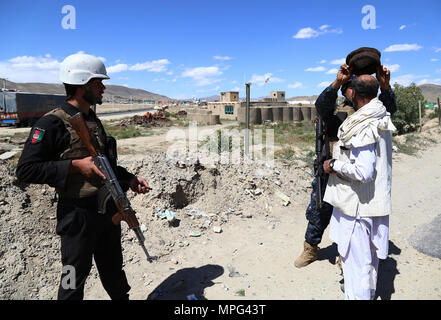 Ghazni, en Afghanistan. 22 mai, 2018. La sécurité afghane membres recherche un homme à un point de contrôle après les attaques des talibans sur le DIH Yak et Jaghato dans les districts de la ville de Ghazni, capitale de la province de Ghazni, Afghanistan, le 22 mai 2018. Au moins 12 policiers, dont deux officiers supérieurs de la police, ont été tués dans des affrontements avec des militants talibans dans l'est de la province de Ghazni d'Afghanistan du jour au lendemain, a déclaré mardi un responsable local. Credit : Sayed Mominzadah/Xinhua/Alamy Live News Banque D'Images