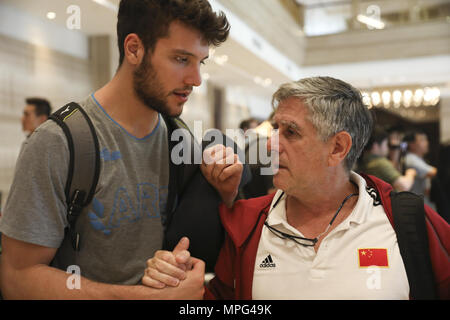 Shanghai, Ningbo, Chine. 23 mai, 2018. Ningbo, Chine 23 mai 2018 : Les membres de l'équipe masculine de volleyball Chinois arrivent à Ningbo pour la prochaine Ligue mondiale FIVB Volleyball 2018 dans l'est de la Chine, la Province de Zhejiang. Crédit : SIPA Asie/ZUMA/Alamy Fil Live News Banque D'Images