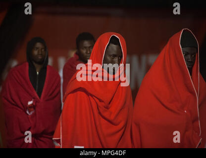 Malaga, Espagne. 22 mai, 2018. Les migrants sont considérés couverts par une couverture rouge après leur arrivée. L'arrivée d'un groupe de migrants secourus en mer Méditerranée à partir d'un canot près de la côte de Malaga. À bord d'un bateau, deux membres de la sécurité maritime espagnol a secouru 94 migrants ce matin tôt et portées à port de Malaga. Credit : Jésus Merida/SOPA Images/ZUMA/Alamy Fil Live News Banque D'Images