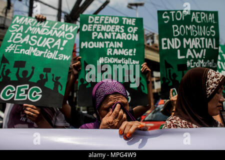 Manille, Philippines. 23 mai, 2018. Inscrivez-vous femmes musulmans philippins divers groupes militants qu'ils marche vers Mendiola à Manille, Philippines, pour marquer l'anniversaire du siège par l'État islamique alignés les rebelles de Marawi, mercredi. 23 mai, 2018. Les groupes de condamner le président Duterte Déclaration de la loi martiale à Mindanao après le 23 mai siège où les forces gouvernementales se sont heurtés à des militants. Credit : Basilio H. Sepe/ZUMA/Alamy Fil Live News Banque D'Images