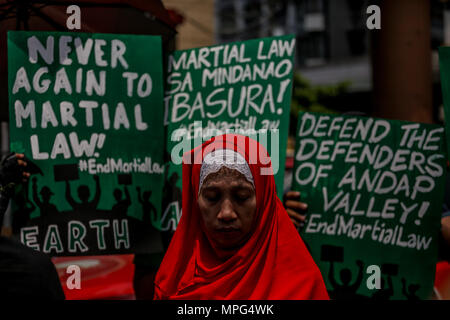 Manille, Philippines. 23 mai, 2018. Inscrivez-vous femmes musulmans philippins divers groupes militants qu'ils marche vers Mendiola à Manille, Philippines, pour marquer l'anniversaire du siège par l'État islamique alignés les rebelles de Marawi, mercredi. 23 mai, 2018. Les groupes de condamner le président Duterte Déclaration de la loi martiale à Mindanao après le 23 mai siège où les forces gouvernementales se sont heurtés à des militants. Credit : Basilio H. Sepe/ZUMA/Alamy Fil Live News Banque D'Images