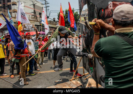 Manille, Manille, Philippines. 23 mai, 2018. Protestataires détruisent une peinture représentant le Président Rodrigo Duterte comme ils marche vers Mendiola à Manille, Philippines, pour marquer l'anniversaire du siège par l'État islamique alignés les rebelles de Marawi, mercredi. 23 mai, 2018. Les groupes de condamner le président Duterte Déclaration de la loi martiale à Mindanao après le 23 mai siège où les forces gouvernementales se sont heurtés à des militants. Credit : Basilio H. Sepe/ZUMA/Alamy Fil Live News Banque D'Images