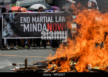 Manille, Manille, Philippines. 23 mai, 2018. Les manifestants brûlent des pancartes comme ils marche vers Mendiola à Manille, Philippines, pour marquer l'anniversaire du siège par l'État islamique alignés les rebelles de Marawi, mercredi. 23 mai, 2018. Les groupes de condamner le président Duterte Déclaration de la loi martiale à Mindanao après le 23 mai siège où les forces gouvernementales se sont heurtés à des militants. Credit : Basilio H. Sepe/ZUMA/Alamy Fil Live News Banque D'Images