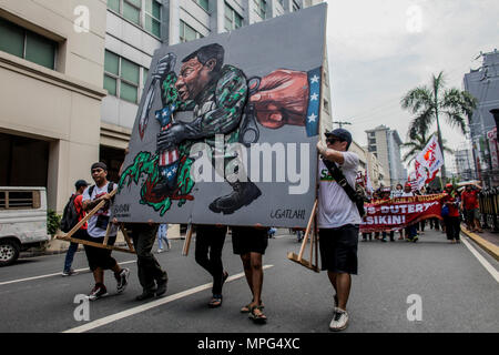 Manille, Philippines. 23 mai, 2018. Divers groupes militants marche vers Mendiola à Manille, Philippines, pour marquer l'anniversaire du siège par l'État islamique alignés les rebelles de Marawi, mercredi. 23 mai, 2018. Les groupes de condamner le président Duterte Déclaration de la loi martiale à Mindanao après le 23 mai siège où les forces gouvernementales se sont heurtés à des militants. Credit : Basilio H. Sepe/ZUMA/Alamy Fil Live News Banque D'Images