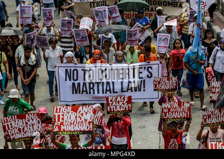 Manille, Philippines. 23 mai, 2018. Divers groupes militants marche vers Mendiola à Manille, Philippines, pour marquer l'anniversaire du siège par l'État islamique alignés les rebelles de Marawi, mercredi. 23 mai, 2018. Les groupes de condamner le président Duterte Déclaration de la loi martiale à Mindanao après le 23 mai siège où les forces gouvernementales se sont heurtés à des militants. Credit : Basilio H. Sepe/ZUMA/Alamy Fil Live News Banque D'Images