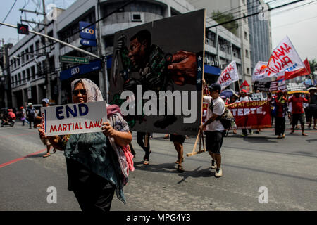 Manille, Manille, Philippines. 23 mai, 2018. Divers groupes militants marche vers Mendiola à Manille, Philippines, pour marquer l'anniversaire du siège par l'État islamique alignés les rebelles de Marawi, mercredi. 23 mai, 2018. Les groupes de condamner le président Duterte Déclaration de la loi martiale à Mindanao après le 23 mai siège où les forces gouvernementales se sont heurtés à des militants. Credit : Basilio H. Sepe/ZUMA/Alamy Fil Live News Banque D'Images