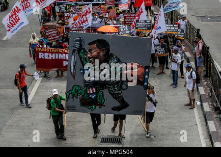 Manille, Manille, Philippines. 23 mai, 2018. Divers groupes militants marche vers Mendiola à Manille, Philippines, pour marquer l'anniversaire du siège par l'État islamique alignés les rebelles de Marawi, mercredi. 23 mai, 2018. Les groupes de condamner le président Duterte Déclaration de la loi martiale à Mindanao après le 23 mai siège où les forces gouvernementales se sont heurtés à des militants. Credit : Basilio H. Sepe/ZUMA/Alamy Fil Live News Banque D'Images