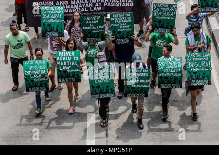 Manille, Manille, Philippines. 23 mai, 2018. Divers groupes militants marche vers Mendiola à Manille, Philippines, pour marquer l'anniversaire du siège par l'État islamique alignés les rebelles de Marawi, mercredi. 23 mai, 2018. Les groupes de condamner le président Duterte Déclaration de la loi martiale à Mindanao après le 23 mai siège où les forces gouvernementales se sont heurtés à des militants. Credit : Basilio H. Sepe/ZUMA/Alamy Fil Live News Banque D'Images