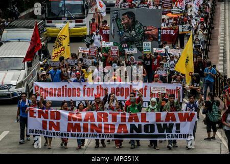 Manille, Manille, Philippines. 23 mai, 2018. Divers groupes militants marche vers Mendiola à Manille, Philippines, pour marquer l'anniversaire du siège par l'État islamique alignés les rebelles de Marawi, mercredi. 23 mai, 2018. Les groupes de condamner le président Duterte Déclaration de la loi martiale à Mindanao après le 23 mai siège où les forces gouvernementales se sont heurtés à des militants. Credit : Basilio H. Sepe/ZUMA/Alamy Fil Live News Banque D'Images