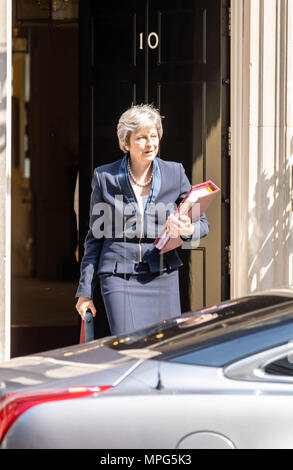 Londres, Royaume-Uni. 23 mai, 2018. Theresa May, Premier Ministre, quitte Downing Street de la Chambre des communes Credit Ian Davidson/Alamy Live News Banque D'Images