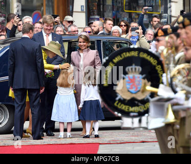 23 mai 2018, Luxembourg, Luxembourg : Roi néerlandais Willem-Alexander (2.l), du Grand-duc Henri de Luxembourg (l) et la duchesse Maria Teresa (r) regarde sur comme reine néerlandaise Maxima accueille deux enfants fleurs. Roi des Pays-Bas et de la Reine sont au Luxembourg pour une visite d'Etat de trois jours. Photo : Harald Tittel/dpa Banque D'Images