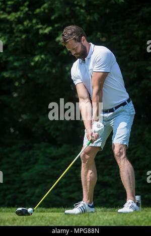 Wentworth, au Royaume-Uni. 23 mai 2018. ' M. Gray va jouer vous avez maintenant' 50 nuances de grey star Jamie Dornan pratiquer son swing sur le PGA Pro Am à Wentworth. De concert avec les autres acteurs Matthew Goode (la Couronne et Downton Abbey) et Dougray Scott (la femme en blanc) les trois acteurs participent à l'Assemblée Pro Am sur le West Course à Wentworth. D'autres personnes jouant : one direction(une direction) Piers Morgan et Pep Guardiola Crédit : David Betteridge/Alamy Live News Banque D'Images