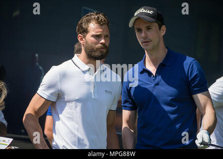 Wentworth, au Royaume-Uni. 23 mai 2018. ' M. Gray va jouer vous avez maintenant' 50 nuances de grey star Jamie Dornan pratiquer son swing sur le PGA Pro Am à Wentworth. De concert avec les autres acteurs Matthew Goode (la Couronne et Downton Abbey) et Dougray Scott (la femme en blanc) les trois acteurs participent à l'Assemblée Pro Am sur le West Course à Wentworth. D'autres personnes jouant : one direction(une direction) Piers Morgan et Pep Guardiola Crédit : David Betteridge/Alamy Live News Banque D'Images