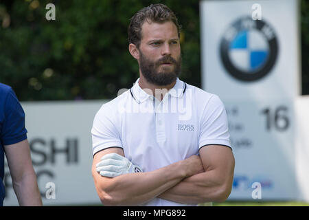 Wentworth, au Royaume-Uni. 23 mai 2018. ' M. Gray va jouer vous avez maintenant' 50 nuances de grey star Jamie Dornan pratiquer son swing sur le PGA Pro Am à Wentworth. De concert avec les autres acteurs Matthew Goode (la Couronne et Downton Abbey) et Dougray Scott (la femme en blanc) les trois acteurs participent à l'Assemblée Pro Am sur le West Course à Wentworth. D'autres personnes jouant : one direction(une direction) Piers Morgan et Pep Guardiola Crédit : David Betteridge/Alamy Live News Banque D'Images