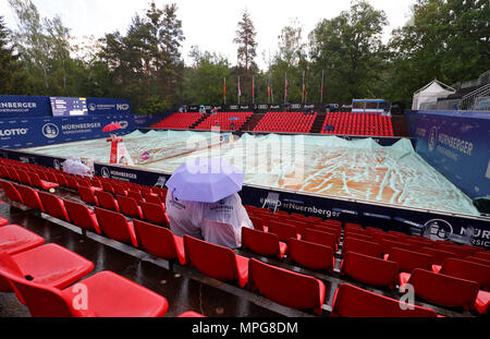 23 mai 2018, l'Allemagne, Nuremberg : Tennis, WTA-Tour, féminin. Deux visiteurs assis dans les gradins avec pluie ponchos et parapluies au cours d'une interruption de la pluie. Photo : Daniel Karmann/dpa Banque D'Images