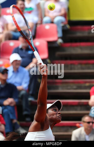 Nuremberg, Allemagne. 23 mai, 2018. 23 mai 2018, l'Allemagne, Nuremberg : Tennis, WTA-Tour, féminin. Sloane Stephens des États-Unis de servir. Crédit : Daniel Karmann/dpa/Alamy Live News Banque D'Images