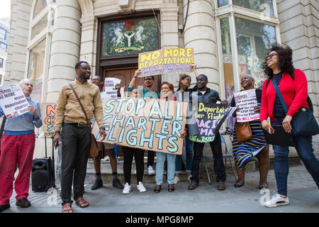 Londres, Royaume-Uni. 23 mai, 2018. Militants contre la détention des immigrants de mouvement pour la Justice de protestation devant la Haute Commission nigériane contre un bureau à domicile la déportation en masse de vol Nigéria qui prévoient partir entre le 27 au 31 mai 2018. Credit : Mark Kerrison/Alamy Live News Banque D'Images