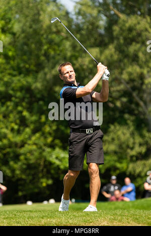 Wentworth Club, Virginia Water, UK. 23 mai, 2018. BMW PGA Championship à Wentworth, Pro Am jour ; Teddy Sherringham joue un fer à repasser dans le 18e vert Credit : Action Plus Sport/Alamy Live News Banque D'Images