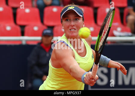 Nuremberg, Allemagne. 23 mai, 2018. 23 mai 2018, l'Allemagne, Nuremberg : Tennis, WTA-Tour, féminin. Madison Brengle provenant des États-Unis frapper la balle. Crédit : Daniel Karmann/dpa/Alamy Live News Banque D'Images