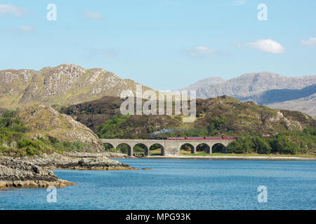 Loch Nan Uamh, Ecosse, Royaume-Uni. 23 mai 2018. Locomotive vapeur 45407 Jacobite tire le sur le Loch Nan Uamh Viaduc, sur la West Highland Line entre Fort William et Mallaig. Crédit : Andrew Plummer/Alamy Live News Banque D'Images