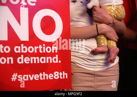 Dublin, Irlande. 23 mai 2018. Avec seulement un jour à jour du scrutin référendaire pour l'avortement à Dublin, Irlande, Oui et non les électeurs étaient en force. Credit : RollingNews.ie/Alamy Live News Banque D'Images